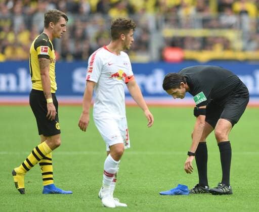 Sport Themen der Woche KW34 Borussia Dortmund - Rasenballsport Leipzig 26.08.2018. Schiedsrichter Deniz Aytekin hebt den Schuh von Maximilian Philipp (BvB) auf. Mitte: Diego Demme (RBL). DFL REGULATIONS PROHIBIT ANY USE OF PHOTOGRAPHS AS IMAGE SEQUENCES AND OR QUASI-VIDEO *** Borussia Dortmund Rasenballsport Leipzig 26 08 2018 Referee Deniz Aytekin lifts the shoe from Maximilian Philipp BvB to center Diego Demme RBL DFL REGULATIONS PROHIBIT ANY USE OF PHOTOGRAPH AS IMAGE SEQUENCES AND OR QUASI VIDEO HM