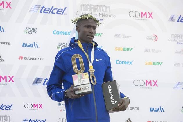Marathon in Mexiko Stadt August 26, 2018 - EUM20180826DEP23.JPG .CIUDAD DE MEXICO. SportDeporte-Maraton.- Aspectos de la ceremonia de premiacion de los ganadores de la edicion 36 del Maraton de la Ciudad de Mexico, el domingo 26 de agosto de 2018. En la imagen el keniano Titus Ekiru que obtuvo el primer lugar en el podio de la rama varonil. Foto: Agencia EL UNIVERSALYadin XolalpaEELG Latin News: August 26, 2018  - ZUMAu78_ 20180826_zaf_u78_047 Copyright: xElxUniversalx