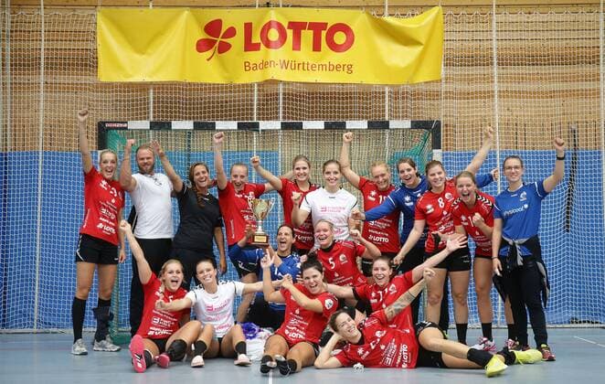Ludwigsburg ; Lotto Cup Finale , HSG Bad Wildungen Vipers ( rot ) vs. HSG Bensheim - Auerbach ( schwarz ) , Jubel Sieger Bad Wildungen