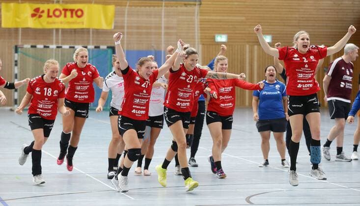 Ludwigsburg ; Lotto Cup Finale , HSG Bad Wildungen Vipers ( rot ) vs. HSG Bensheim - Auerbach ( schwarz ) , Jubel Sieger Bad Wildungen