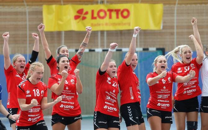 Ludwigsburg ; Lotto Cup Finale , HSG Bad Wildungen Vipers ( rot ) vs. HSG Bensheim - Auerbach ( schwarz ) , Jubel Sieger Bad Wildungen