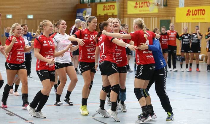 Ludwigsburg ; Lotto Cup Finale , HSG Bad Wildungen Vipers ( rot ) vs. HSG Bensheim - Auerbach ( schwarz ) , Jubel Sieger Bad Wildungen