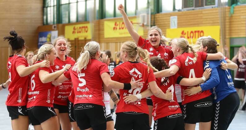 Ludwigsburg ; Lotto Cup Finale , HSG Bad Wildungen Vipers ( rot ) vs. HSG Bensheim - Auerbach ( schwarz ) , Jubel Sieger Bad Wildungen , Annika Ingenpass