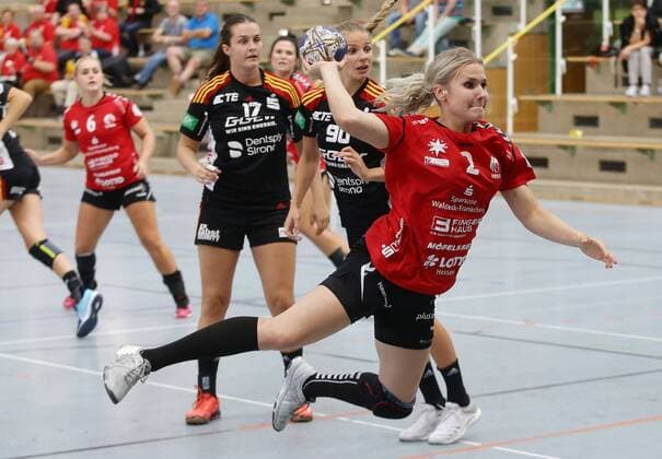 Ludwigsburg ; Lotto Cup Finale , HSG Bad Wildungen Vipers ( rot ) vs. HSG Bensheim - Auerbach ( schwarz ) , rechts: Annika Ingenpass ( Wildungen )