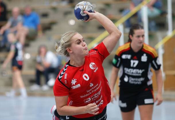Ludwigsburg ; Lotto Cup Finale , HSG Bad Wildungen Vipers ( rot ) vs. HSG Bensheim - Auerbach ( schwarz ) , Anouk Nieuwenweg ( Wildungen )