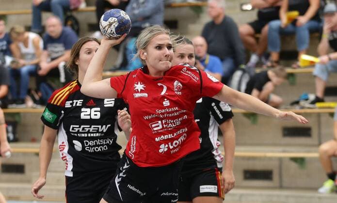 Ludwigsburg ; Lotto Cup Finale , HSG Bad Wildungen Vipers ( rot ) vs. HSG Bensheim - Auerbach ( schwarz ) , Annika Ingenpass ( Wildungen )