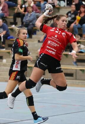 Ludwigsburg ; Lotto Cup Finale , HSG Bad Wildungen Vipers ( rot ) vs. HSG Bensheim - Auerbach ( schwarz ) , Sina Ritter ( Wildungen )