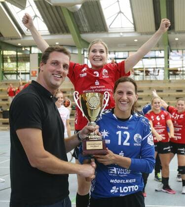 Ludwigsburg ; Lotto Cup Finale , HSG Bad Wildungen Vipers ( rot ) vs. HSG Bensheim - Auerbach ( schwarz ) , Dominik Dinkel ( vertreter der Stadt Ludwigsburg ) an Manuela Brütsch ( wildungen) , hinten : Annika Ingenpass ( wildungen )