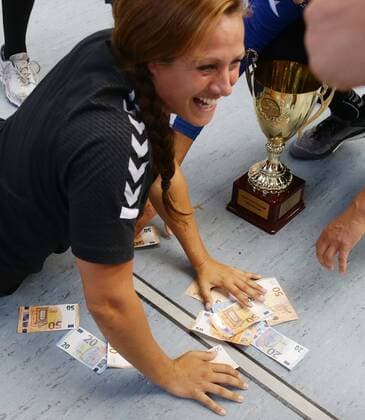 Ludwigsburg ; Lotto Cup Finale , HSG Bad Wildungen Vipers ( rot ) vs. HSG Bensheim - Auerbach ( schwarz ) , Tessa Bremmer ( Trainer Wildungen ) sammelt das Preisgeld ein , das beim Jubeln aus dem Pokal flog