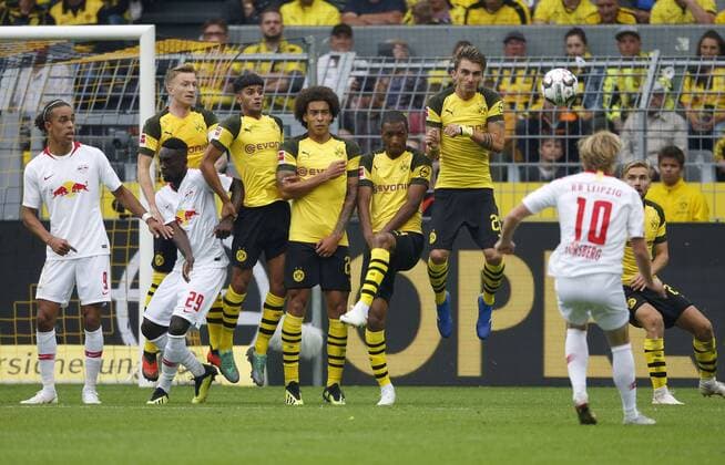 Dortmund, Deutschland, 1. Fußball - BL, 1. Spieltag, Borussia Dortmund : RB Leipzig 4-1 am 26.08.2018 im Signal-Iduna Park in Dortmund Yussuf POULSEN (RBL), Jean-Kevin AUGUSTIN (RBL), Marco REUS (BVB) , Mahmoud DAHOUD (BVB) ,Axel WITSEL (BVB) Abdou-Lakhad DIALLO (BVB) Maximilian PHILIPP (BVB) ,Emil FORSBERG (RBL) und Marcel SCHMELZER (BVB) v.li.n.re.- Gemäß den Vorgaben der DFL Deutsche Fußball Liga ist es untersagt, in dem Stadion und oder vom Spiel angefertigte Fotoaufnahmen in Form von Sequenzbildern und oder videoähnlichen Fotostrecken zu verwerten bzw. verwerten zu lassen. *** Dortmund Germany 1 Soccer BL 1 Gameday Borussia Dortmund RB Leipzig 4 1 at 26 08 2018 at Signal Iduna Park in Dortmund Yussuf POULSEN RBL Jean Kevin AUGUSTIN RBL Marco REUS BVB Mahmoud DAHOUD BVB Axel WITSEL BVB Abdou Lakhad DIALLO BVB Maximilian PHILIPP BVB Emil FORSBERG RBL and Marcel SCHMELZER BVB v li n re In accordance with the requirements of the DFL German Football League it is forbidden to use or process photo shoots in the stadium and or the game in the form of sequence pictures and video-like photo series