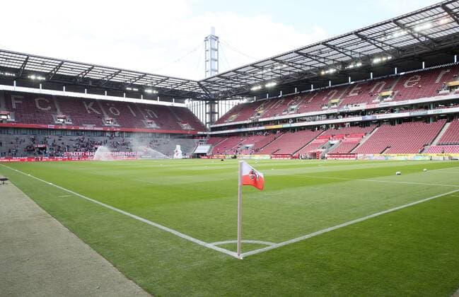 Köln, 25.08.2018, RheinEnergy Stadion, Fussball, 2.Bundesliga, 3.Spieltag , 1.FC Köln vs. FC Erzgebirge Aue 3:1 (1:1) , Im Bild; Stadionansicht, Ansicht Stadion, Eckfahne, Fahne , Gemäß den Vorgaben der DFL Deutsche Fußball Liga ist es untersagt, in dem Stadion und oder vom Spiel angefertigte Fotoaufnahmen in Form von Sequenzbildern und oder videoähnlichen Fotostrecken zu verwerten bzw. verwerten zu lassen. , .
