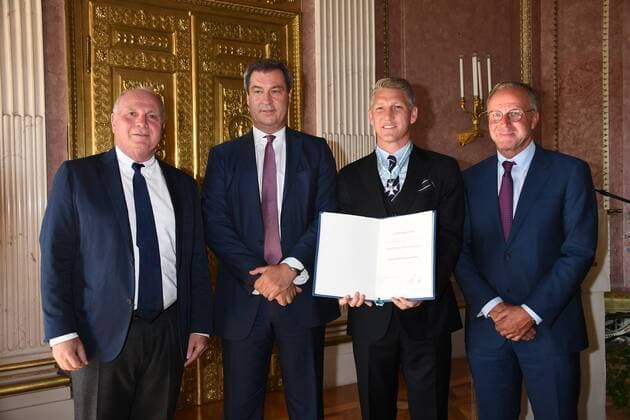 Sport Themen der Woche KW35 Sport Bilder des Tages Uli Hoeneß, Bayerische Ministerpräsident Markus Söder, Bastian Schweinsteiger und Karl-Heinz Rummenigge Verleihung des Bayerischen Verdienstorden an Bastian Schweinsteiger Ehrung, Orden, Auszeichnung Staatskanzlei Prinz-Carl-Palais München 27. August 2018 *** Uli Hoeneß Bavarian Prime Minister Markus Söder Bastian Schweinsteiger and Karl Heinz Rummenigge Award of the Bavarian Order of Merit to Bastian Schweinsteiger Honoring the Order of the State Chancellery Prince Carl Palais Munich 27 August 2018