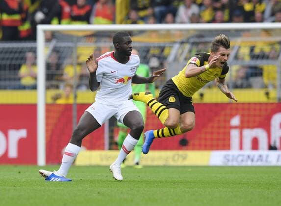 26.08.2018, Fussball GER, Saison 2018 2019, 1. Bundesliga, 1. Spieltag, Borussia Dortmund - RB Leipzig 4:1, Maximilian Philipp (Borussia Dortmund), re., verliert in diesem Zweikampf gegen Dayot Upamecano (RB Leipzig) seinen rechten Fussballschuh DFL REGULATIONS PROHIBIT ANY USE OF PHOTOGRAPHS AS IMAGE SEQUENCES AND OR QUASI-VIDEO.