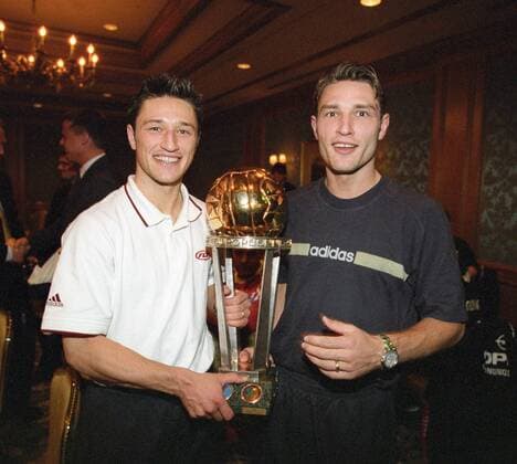 Niko (li) und Robert Kovac vom FC Bayern München fotografiert am 27.11.2001 in Tokio. Fußball 1 Bundesliga FC Bayern München Weltpokalfinale 2001 in Tokio.