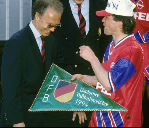 Fußball, FC Bayern München, Deutscher Meister 1994 Lothar Matthäus (re) und Franz Beckenbauer vom FC Bayern München fotografiert am 23.05.1994 in München Fußball 1 Bundesliga FC Bayern München