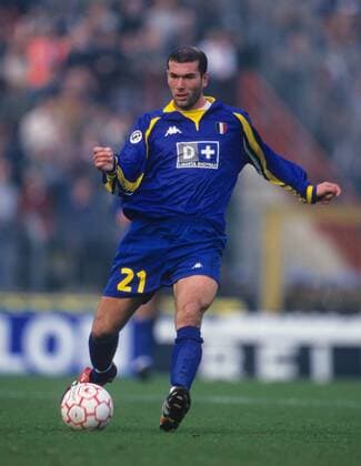 Zinedine Zidane von Juventus Turin fotografiert am 07.08.1998 in Turin. Fußball International Juventus Turin *** Zinedine Zidane of Juventus photographed on 07 08 1998 in Turin Football International Juventus Turin
