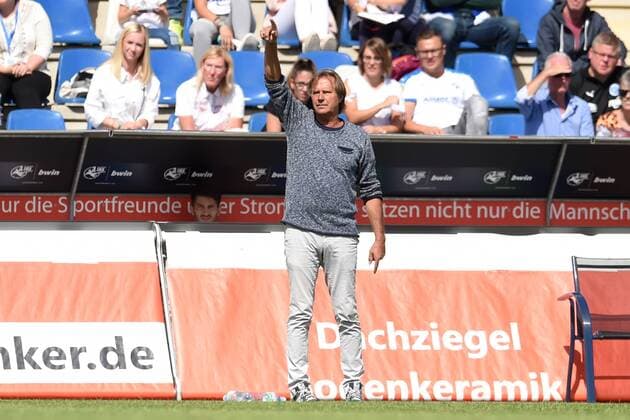 Fußball 3. Liga 05. Spieltag Sportfreunde Lotte - Hallescher FC am 26.08.2018 im FRIMO Stadion in Lotte Trainer Klaus Bienemann (Lotte)