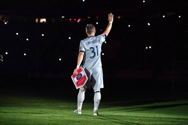Sport Themen der Woche KW35 Sport Bilder des Tages Bastian SCHWEINSTEIGER betritt das Spielfeld. Abschiedsspiel Bastian Schweinsteiger FC Bayern Muenchen-Chicago Fire , am 28.08.2018 in Muenchen ,ALLIANZ ARENA *** Bastian SCHWEINSTEIGER enters the field Farewell match Bastian Schweinsteiger FC Bayern Muenchen Chicago Fire on 28 08 2018 in Munich ALLIANZ ARENA
