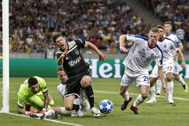 KIEV, Ukraine, 28-08-2018, Stadium NSK Olimpiejsky, football, season 2018 2019, Champions League Play-offs , Ajax player Klaas Jan Huntelaar being tackled during the game Dynamo Kiev - Ajax. Dynamo Kiev - Ajax  x2430507x