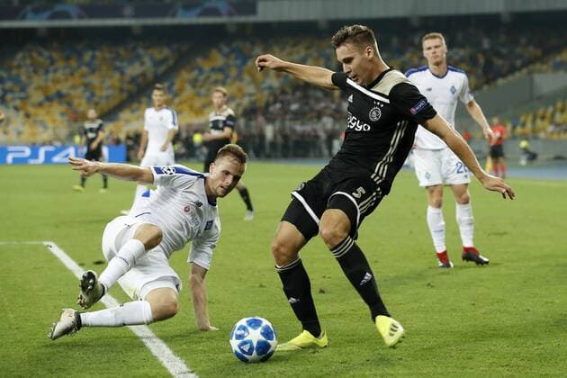 (L-R) Tomasz Kedziora of Dynamo Kyiv, Maximilian Wober of Ajax during the UEFA Champions League play offs round second leg match between Dynamo Kyiv and Ajax Amsterdam at the NSK Olimpiyskyi on August 28, 2018 in Kyiv, Ukraine UEFA Champions League 2018 2019 xVIxVIxImagesx xMauricexvanxSteenxIVx 11923474