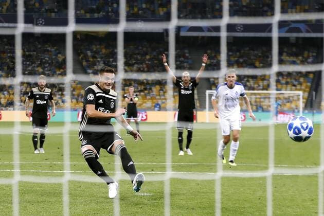 KIEV, Ukraine, 28-08-2018, Stadium NSK Olimpiejsky, football, season 2018 2019, Champions League Play-offs , Ajax player Dusan Tadic (R) places penalty on goal face to face with Dynamo Kiev goalkeeper Denys Boyko (L) during the game Dynamo Kiev - Ajax. Dynamo Kiev - Ajax  x2430562x
