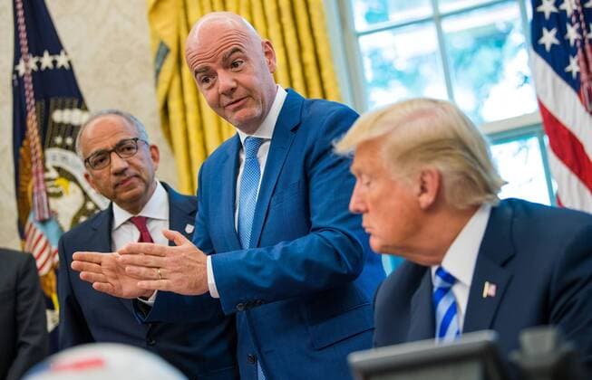 President of FIFA Gianni Infantino (C) speaks to President Donald Trump as U.S. Soccer President Carlos Cordeiro watches, during a meeting in the Oval Office at the White House in Washington, D.C. on August 28, 2018.  WAP20180828309 KEVINxDIETSCH