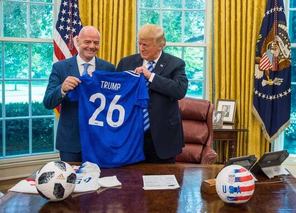 Sport Bilder des Tages President Donald Trump holds up a World Cup jersey given to him as a gift by President of FIFA Gianni Infantino, during a media in the Oval Office at the White House in Washington, D.C. on August 28, 2018.  WAP20180828317 KEVINxDIETSCH