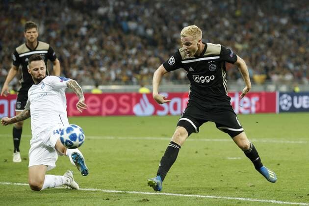 (L-R) Klaas Jan Huntelaar of Ajax, Tamas Kadar of Dynamo Kyiv, Donny van de Beek of Ajax during the UEFA Champions League play offs round second leg match between Dynamo Kyiv and Ajax Amsterdam at the NSK Olimpiyskyi on August 28, 2018 in Kyiv, Ukraine UEFA Champions League 2018 2019 xVIxVIxImagesx xMauricexvanxSteenxIVx 11923716
