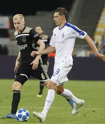 August 28, 2018 - Kiev, Ukraine - DENYS GARMASH (R) of Dynamo and DONNY VAN DE BEEK (L) of Ajax in action during the UEFA Champions League play-off, second leg, soccer match between FC Dynamo Kyiv and Ajax Amsterdam, at the Olimpiyskiy stadium in Kiev, Ukraine, on 28 August 2018. Ajax Amsterdam vs FC Dynamo Kiev , UEFA Champions League soccer match - ZUMAg194 20180828_zap_g194_024 Copyright: xSergxGlovnyx