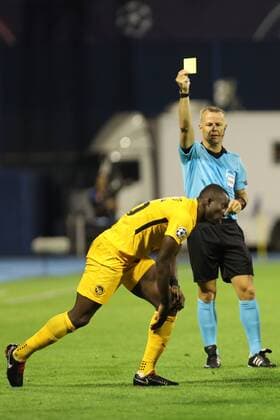 Sport Bilder des Tages Zagreb, 28 08 2018 - Stadion Maksimir, UEFA Champions League - 2018 19, GNK Dinamo (blue) - BSC Young Boys (yellow) 1:2, referee Bjorn Kuipers (NED) and Sekou Sanogo (35) 