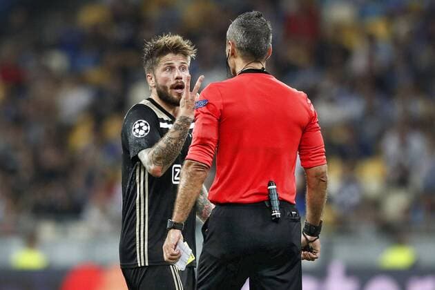 KIEV, Ukraine, 28-08-2018, Stadium NSK Olimpiejsky, football, season 2018 2019, Champions League Play-offs , Ajax player Lasse Schone (L) arguing with referee Damir Skomina (R) during the game Dynamo Kiev - Ajax (0-0) . Dynamo Kiev - Ajax  x2431743x