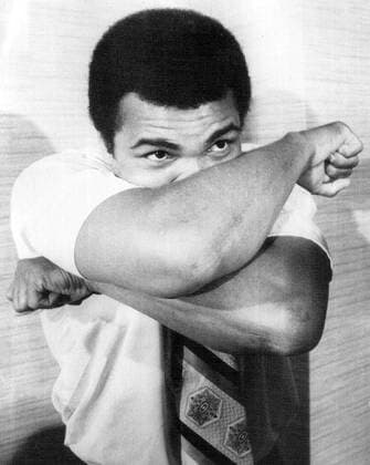 HEAVYWEIGHT CHAMPION MUHAMMAD ALI,IN NEW YORK 5 26 TO PUSH THE SALE OF HIS AUTOBIOGRAPHY , DEMONSTRATES THE STANCE HE EXPECTS TO USE AGAINST JOE BUGNER. ALI CALLS IT THE RUSSIAN TANK. IN RECENT FIGHTS,THE CHAMP HAS TAKEN TO COVERLING-UP AND ABSORBING HIS OPPONENT S BLOWS. WHEN ALI FIGURES THE GUY S TIRED,HE KNOCKS HIM OUT.. .HPT WST BELGA  x85196888stx