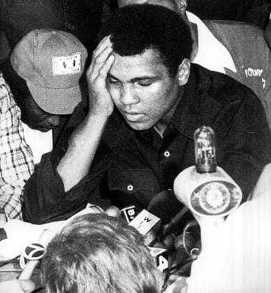 THE WINNER CHAMPION MUHAMMAD ALI BUT YOU D NEVER KNOW IT TO LOOK AT HIM HIS DRESSING ROOM AFTER HE DECISIONED KEN NORTON.. .HPT WST BELGA  x85196911stx