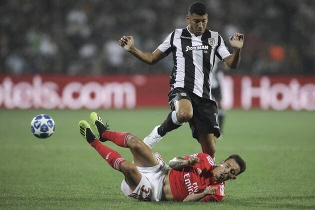 (180830) -- THESSALONIKI, Aug. 30, 2018 -- PAOK s Dimitris Limnios (top) vies with SL Benfica s Alex Grimaldo during the Champions League Play-Off leg 2 soccer match between PAOK Salonika and SL Benfica at Toumpa Stadium in Thessaloniki, Greece, on Aug. 29, 2018. Benfica won 4-1. ) (SP)GREECE-THESSALONIKI-CHAMPIONS LEAGUE-PAOK SALONIKA VS SL BENFICA DimitrisxTosidis 