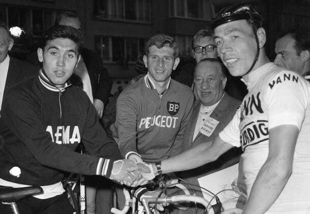 Eddy Merckx congratulates the first in the Tour de France, Herman Van Sprangel and Ferdinand Braque. (BELGA ARCHIVES)  x85217895stx