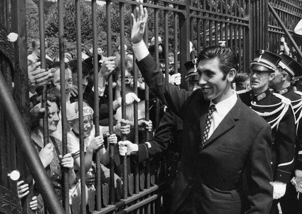 Eddy Merckx greets his fans at the entrance of the Royal Palace. (BELGA ARCHIVES)  x85218266stx