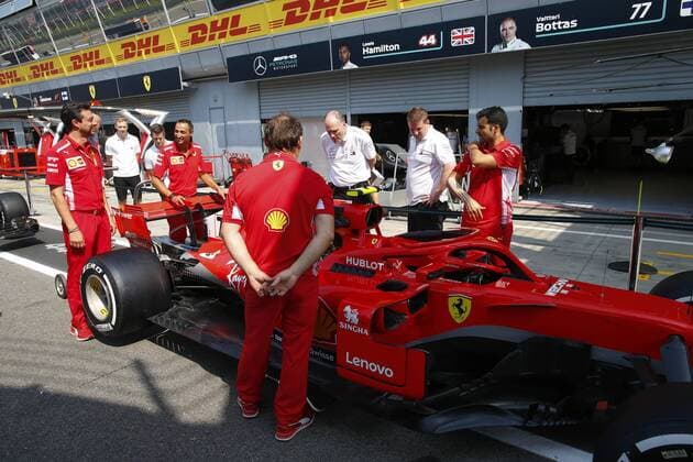 Motorsports: FIA Formula One World Championship WM Weltmeisterschaft 2018, Grand Prix of Italy, Evan Short inspects the Ferrari SF71H Monza Italy