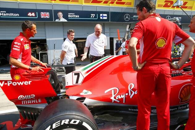 Motorsports: FIA Formula One World Championship WM Weltmeisterschaft 2018, Grand Prix of Italy, Evan Short inspects the Ferrari SF71H Monza Italy