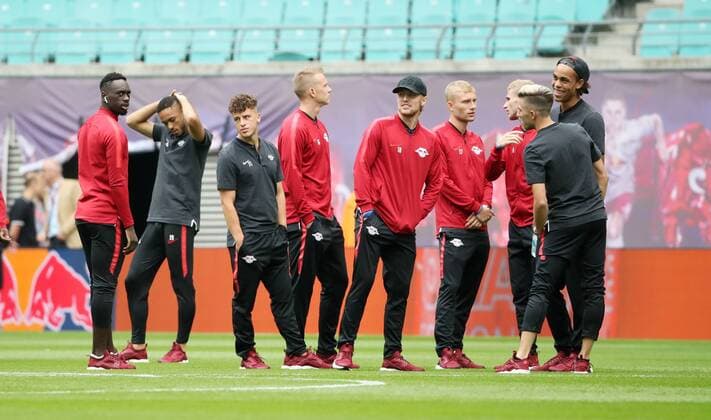 RB Leipzig - Luhansk Fussball Euro League Quali Leipzig, 30.08.2018, Red Bull Arena, Fussball, UEFA EURO EM Europameisterschaft Fussball League , Qualifikation, PlayOff Rückspiel, Hinspiel , RB Leipzig vs. FK Sorja Luhansk , Im Bild; Leipzigs Kicker bei der Platzbegehung vor dem Spiel. , Für die Verletzung der Persönlichkeitsrechte und des Datenschutzes der abgebildeten Personen übernimmt PICTURE POINT bzw. und der Urheber des Fotos keine Haftung! ,