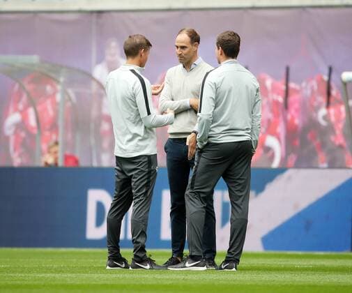 RB Leipzig - Luhansk Fussball Euro League Quali Leipzig, 30.08.2018, Red Bull Arena, Fussball, UEFA EURO EM Europameisterschaft Fussball League , Qualifikation, PlayOff Rückspiel, Hinspiel , RB Leipzig vs. FK Sorja Luhansk , Im Bild; Leipzigs Kicker bei der Platzbegehung vor dem Spiel. Co Trainer Jesse Marsch (RB Leipzig), Oliver Mintzlaff (Vorstandsvorsitzender RB Leipzig) und Co Trainer Robert Klauß Klauss (RB Leipzig). , Für die Verletzung der Persönlichkeitsrechte und des Datenschutzes der abgebildeten Personen übernimmt PICTURE POINT bzw. und der Urheber des Fotos keine Haftung! ,