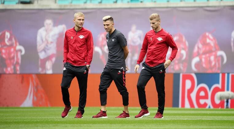RB Leipzig - Luhansk Fussball Euro League Quali Leipzig, 30.08.2018, Red Bull Arena, Fussball, UEFA EURO EM Europameisterschaft Fussball League , Qualifikation, PlayOff Rückspiel, Hinspiel , RB Leipzig vs. FK Sorja Luhansk , Im Bild; Leipzigs Kicker bei der Platzbegehung vor dem Spiel. Konrad Laimer (27, RB Leipzig), Kevin Kampl (44, RB Leipzig) und Timo Werner (11, RB Leipzig). , Für die Verletzung der Persönlichkeitsrechte und des Datenschutzes der abgebildeten Personen übernimmt PICTURE POINT bzw. und der Urheber des Fotos keine Haftung! ,