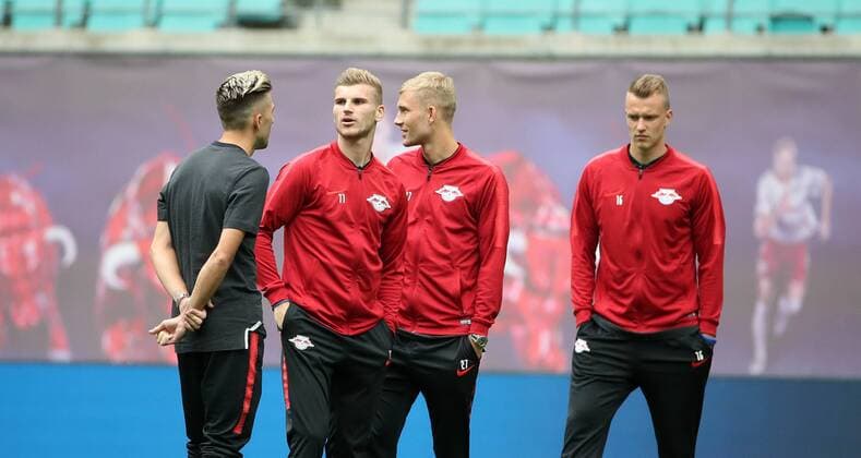 RB Leipzig - Luhansk Fussball Euro League Quali Leipzig, 30.08.2018, Red Bull Arena, Fussball, UEFA EURO EM Europameisterschaft Fussball League , Qualifikation, PlayOff Rückspiel, Hinspiel , RB Leipzig vs. FK Sorja Luhansk , Im Bild; Leipzigs Kicker bei der Platzbegehung vor dem Spiel. Konrad Laimer (27, RB Leipzig), Kevin Kampl (44, RB Leipzig), Timo Werner (11, RB Leipzig) und Lukas Klostermann (16, RB Leipzig). , Für die Verletzung der Persönlichkeitsrechte und des Datenschutzes der abgebildeten Personen übernimmt PICTURE POINT bzw. und der Urheber des Fotos keine Haftung! ,