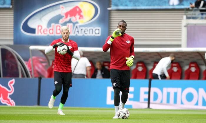 RB Leipzig - Luhansk Fussball Euro League Quali Leipzig, 30.08.2018, Red Bull Arena, Fussball, UEFA EURO EM Europameisterschaft Fussball League , Qualifikation, PlayOff Rückspiel, Hinspiel , RB Leipzig vs. FK Sorja Luhansk , Im Bild von links; Torwart Marius Müller Mueller (21, RB Leipzig) und Torwart Yvon Mvogo (28, RB Leipzig) vor dem Spiel. , Für die Verletzung der Persönlichkeitsrechte und des Datenschutzes der abgebildeten Personen übernimmt PICTURE POINT bzw. und der Urheber des Fotos keine Haftung! ,