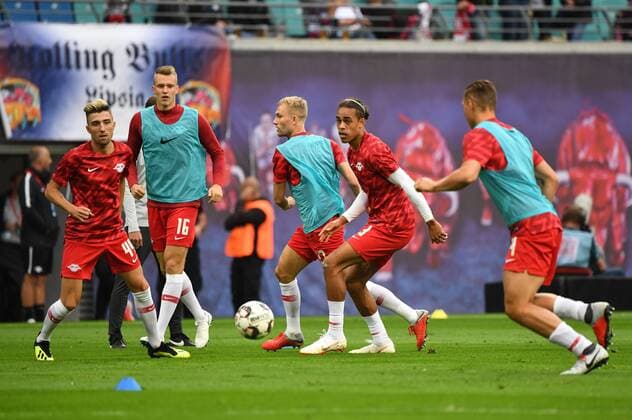 Fussball, Herren, Saison 2018 2019, Europa League-Qualifikation (Play-offs, Rückpiel), RB Leipzig - Sorja Luhansk, v. l. Kevin Kampl (RB Leipzig), Lukas Klostermann (RB Leipzig), Yussuf Poulsen (RB Leipzig), Willi Orban (RB Leipzig) bei der Erwärmung, Aufwärmen, 30.08. 2018, Copyright: xMatthiasxKochx