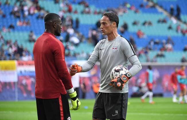 Fussball, Herren, Saison 2018 2019, Europa League-Qualifikation (Play-offs, Rückpiel), RB Leipzig - Sorja Luhansk, v. l. Torwart Yvon Mvogo (RB Leipzig), TW-Trainer Frederik Gößling bei der Erwärmung, Aufwärmen, 30.08. 2018, Copyright: xMatthiasxKochx