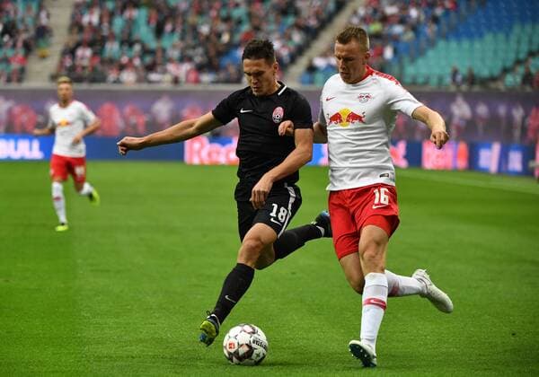 Fussball, Herren, Saison 2018 2019, Europa League-Qualifikation (Play-offs, Rückpiel), RB Leipzig - Sorja Luhansk, v. l. Oleksandr Tymchyk (Sorja Luhansk), Lukas Klostermann (RB Leipzig), 30.08. 2018, Copyright: xMatthiasxKochx
