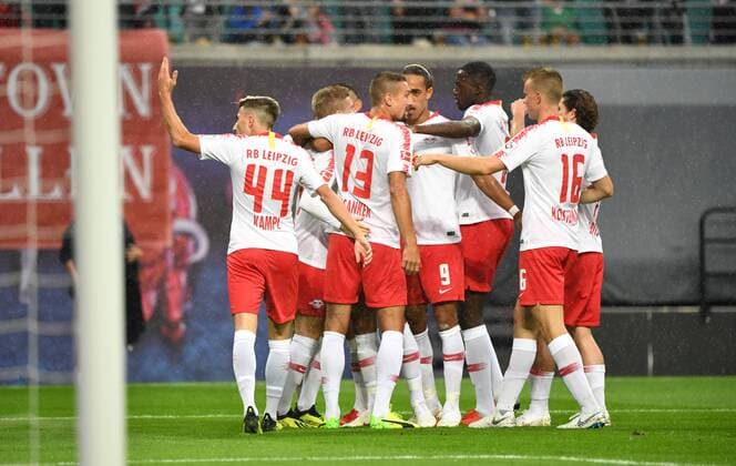 Fussball, Herren, Saison 2018 2019, Europa League-Qualifikation (Play-offs, Rückpiel), RB Leipzig - Sorja Luhansk, v. l. Kevin Kampl (RB Leipzig), Stefan Ilsanker (RB Leipzig), Yussuf Poulsen (RB Leipzig), Lukas Klostermann (RB Leipzig), Jubel nach Tor zum 1:0, 30.08. 2018, Copyright: xMatthiasxKochx