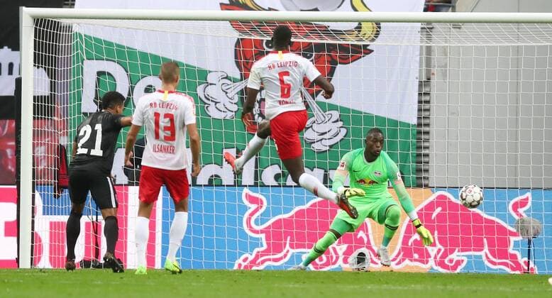 RB Leipzig - Luhansk Fussball Euro League Quali Leipzig, 30.08.2018, Red Bull Arena, Fussball, Qualifikation zur UEFA Europa League, Playoff - RUECK , RB Leipzig (GER) vs. FK Sorja Luhansk (UKR) , Im Bild: Tor für Luhansk. Rafael Ratao (l., 21, Luhansk) trifft gegen Torwart Yvon Mvogo (28, RB Leipzig) zum 1:1 Ausgleich. ,