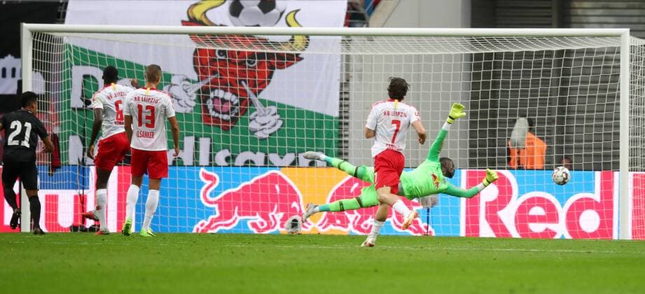 RB Leipzig - Luhansk Fussball Euro League Quali Leipzig, 30.08.2018, Red Bull Arena, Fussball, Qualifikation zur UEFA Europa League, Playoff - RUECK , RB Leipzig (GER) vs. FK Sorja Luhansk (UKR) , Im Bild: Tor für Luhansk. Rafael Ratao (l., 21, Luhansk) trifft gegen Torwart Yvon Mvogo (28, RB Leipzig) zum 1:1 Ausgleich. ,