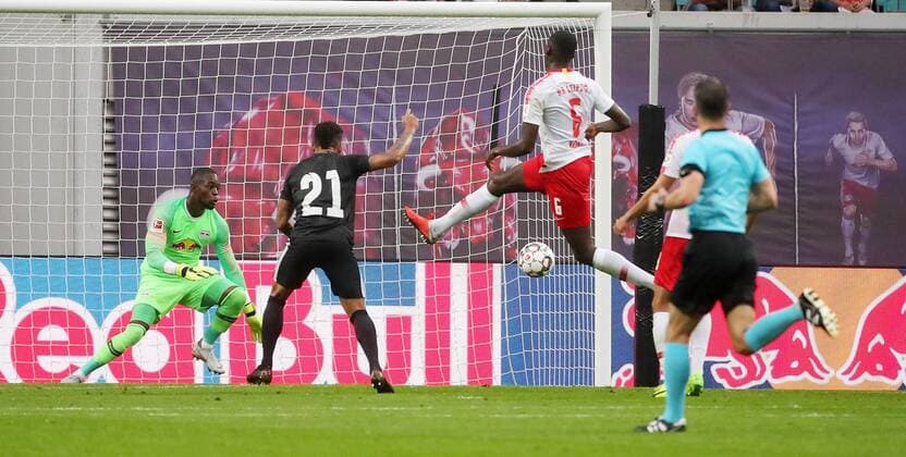RB Leipzig - Luhansk Fussball Euro League Quali Leipzig, 30.08.2018, Red Bull Arena, Fussball, UEFA EURO EM Europameisterschaft Fussball League , Qualifikation, PlayOff Rückspiel, Hinspiel , RB Leipzig vs. FK Sorja Luhansk , Im Bild; Tor für Luhansk. Das 1:1 durch Rafael Ratao (21, Luhansk). , Für die Verletzung der Persönlichkeitsrechte und des Datenschutzes der abgebildeten Personen übernimmt PICTURE POINT bzw. und der Urheber des Fotos keine Haftung! ,